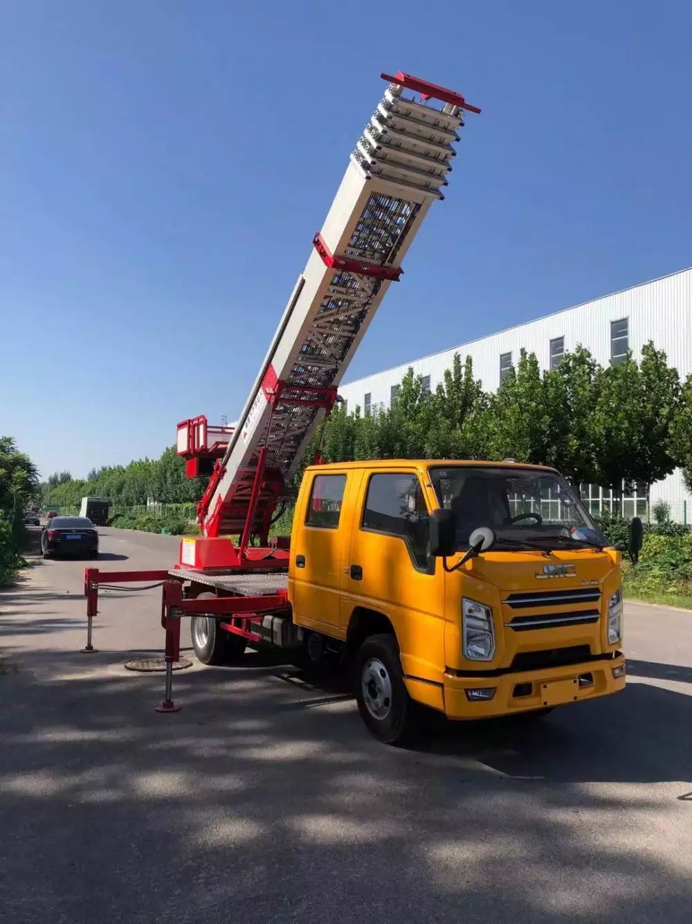 乳山附近的云梯车出租服务：轻松解决高空作业需求