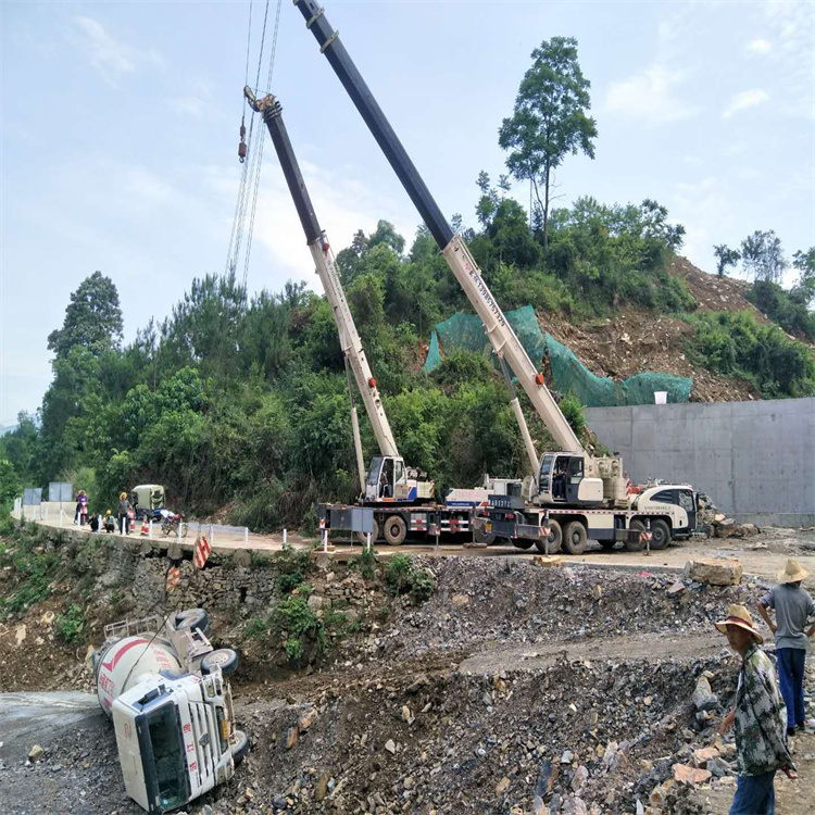 乳山汽车掉沟里叫吊车救援要多少钱
